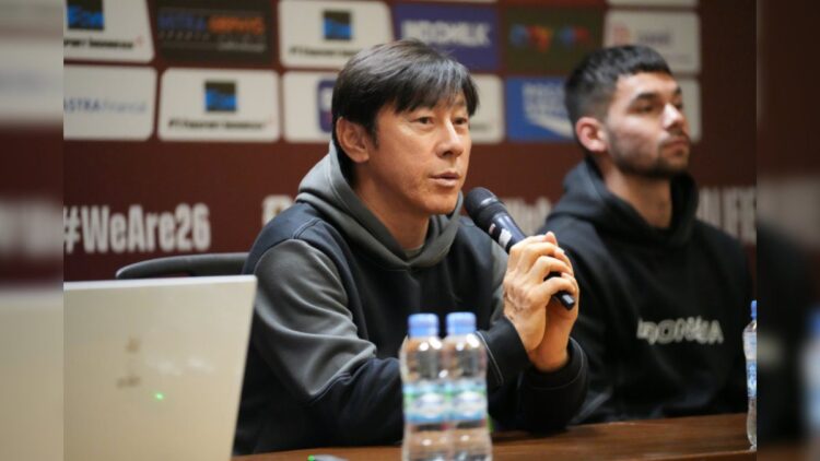 STY: Semua Pemain Siap Tempur Lawan Vietnam 1 Pelatih Timnas Indonesia Shin Tae-yong bersama salah seorang pemain Sandy Walsh saat konferensi pers sebelum laga Indonesia vs Vietnam yang akan digelar malam nanti. (Foto: Dok. PSSI)