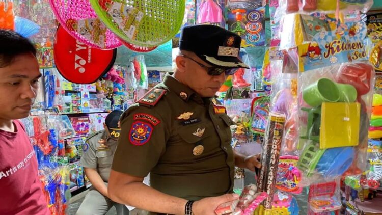 Kepala Bidang Ketertiban Umum dan Ketentraman Masyarakat Satpol PP Damkar Agam Yul Amar sedang memberikan arahan kepada pedagang. Dok HO/Satpol PP Damkar Agam