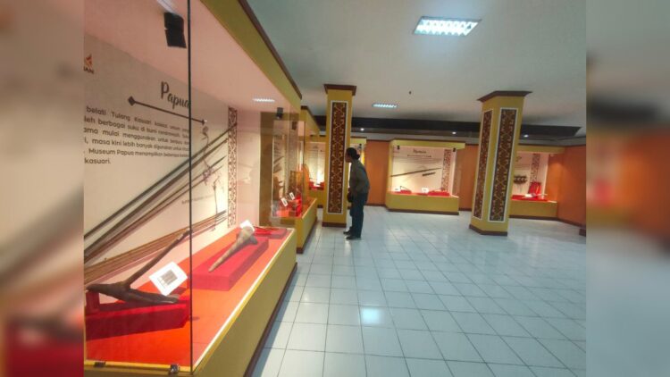 Museum Adityawarman Gelar Pameran Senjata Tradisional Nusantara, Tampilkan 170 Koleksi 1 Museum Adityawarman menggelar Pemeran Senjata Tradisional Nusantara yang menghadirikan 170 jenis senjata tradisional. (Foto: Dok. MC Padang)