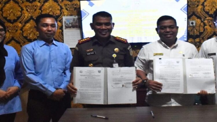 Cegah Penyimpangan Keuangan, Tiga Instansi Ini Kerja Sama Bantuan Hukum dengan Kejari Pasbar 1 Kepala Kejaksaan Negeri Pasaman Barat M. Yusuf Putra bersama Kepala Dinas Arsip dan Perpustakaan menandatangi perjanjian kerja sama bantuan hukum perdata dan tata usaha negara litigasi dan non litigasi dalam upaya mencegah penyimpangan keuangan dan membangun ekosistem anti korupsi. (Antara/HO-Kejari Pasaman Barat).