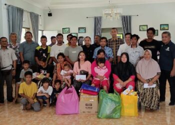 Petinggi PTPN IV Regional 4 Jambi, Ospin Sembiring mendatangi dan memberi bantuan kepada karyawan korban terdampak kebakaran. (Foto: Dok. PTPN)