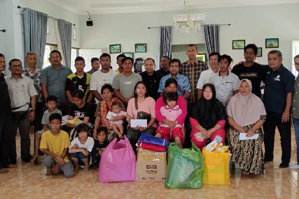 Region Head PTPN IV Regional 4 Jambi Sambangi Karyawan Korban Terdampak Kebakaran 1 Petinggi PTPN IV Regional 4 Jambi, Ospin Sembiring mendatangi dan memberi bantuan kepada karyawan korban terdampak kebakaran. (Foto: Dok. PTPN)