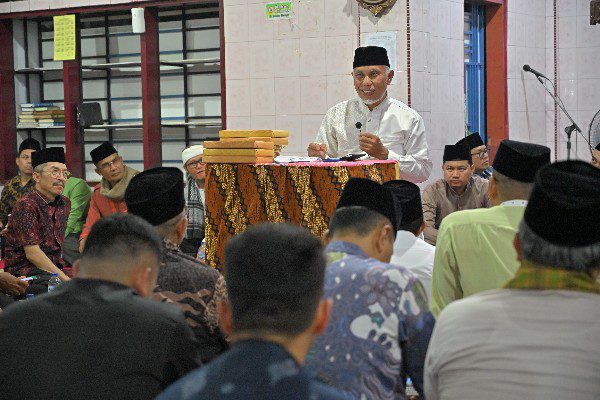 Buktikan Koordinasi dan Sinergi, Gubernur Sumbar Didampingi Bupati saat Safari Ramadan di Sijunjung 1 Safari Ramadan Gubernur Sumbar di Kabupaten Sijunjung pada Jumat (23/2/2024) malam. (Foto: Dok. Adpim)