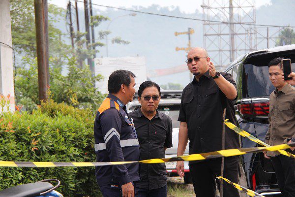 Perlintasan Kereta Kasang-Pasar Usang Diperbaiki dan Diperlebar, Andre Rosiade: Insya Allah Mengurangi Macet Lebaran 1 Andre Rosiade meninjau pengaspalan sementara jalur kereta api yang diduga menjadi penyebab kemacetan di Kasang dan Pasar Usang, Kabupaten Padang Pariaman. (Foto: Dok. Tim AR)