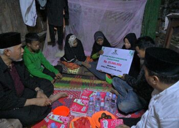Momen haru janda empat anak di Kabupaten Sijunjung menerima bantuan rehab rumah yang diserahkan langsung Gubernur Sumbar, Mahyeldi pada Sabtu (23/3/2024) dini hari. (Foto: Dok. Adpim)