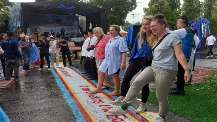 Para turis saat melangkah di garis O° Khatulistiwa Equator Bonjol Kabupaten Pasaman, Sabtu. (Foto: Antara)