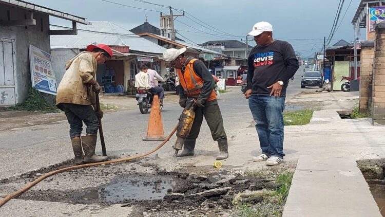 Petugas sedang melakukan pemeliharaan jalan Simpang Gurang-Padang Luar, Kabupaten Agam. Dok HP/Diskominfo Agam