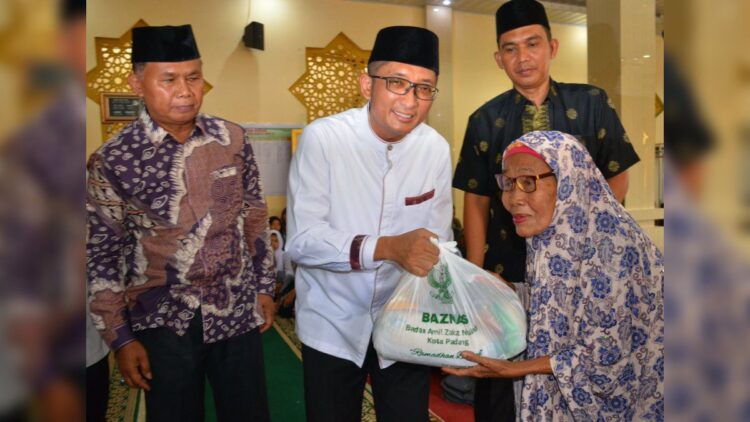 710 Mustahik di Lubukbegalung Terima Bantuan Sembako dari Pemko Padang 1 Mustahik di Lubukbegalung menerima paket sembako dari Pemko Padang. (Foto: Dok. MC Padang)