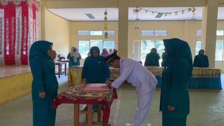 Serah terima jabatan Camat Gunung Tuleh beberapa waktu lalu. Sedangkan untuk pelantikan 51 pejabat pada Jumat (22/3) telah dibatalkan bentuk taat aturan UU Pemilu. (Antara/Altas Maulana).