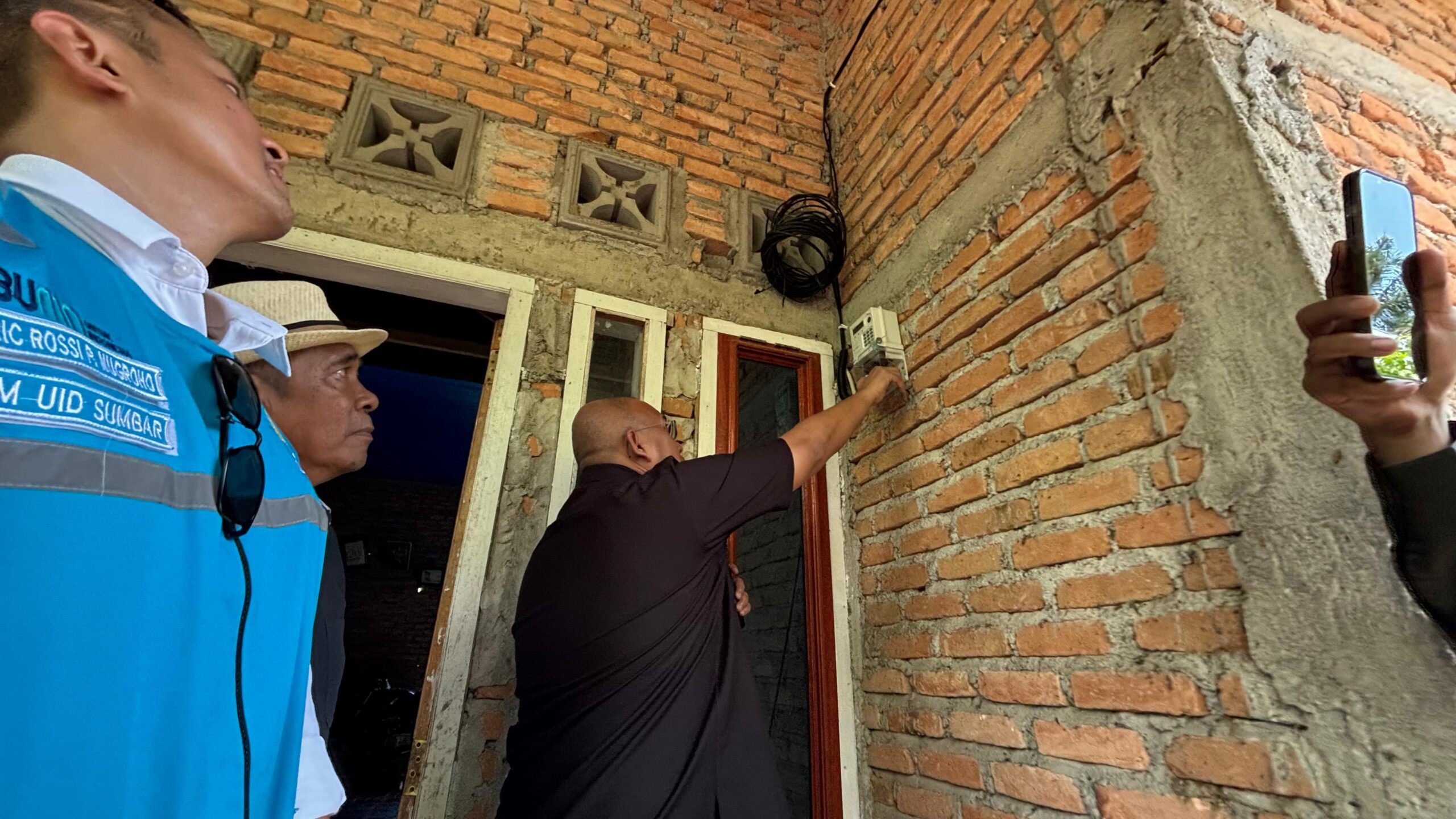 Anggota Komisi VI DPR RI, H Andre Rosiade meresmikan secara simbolis penggunaan listrik di Padang Kabau Pasaran Jalai dan Sungai Sirah, Nagari Surantih, Kecamatan Sutera, Kabupaten Pessel pada Sabtu (23/3/2024). (Foto: Dok. Tim AR)