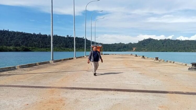 Seorang warga saat melintasi Pelabuhan Teluk Tapang Air Bangis Kabupaten Pasaman Barat. Pemerintah pusat telah menganggarkan Rp116 miliar untuk pembangunan sarana prasarana pendukung pelabuhan Teluk Tapang Air Bangis pada 2025. (Antara/Altas Maulana).