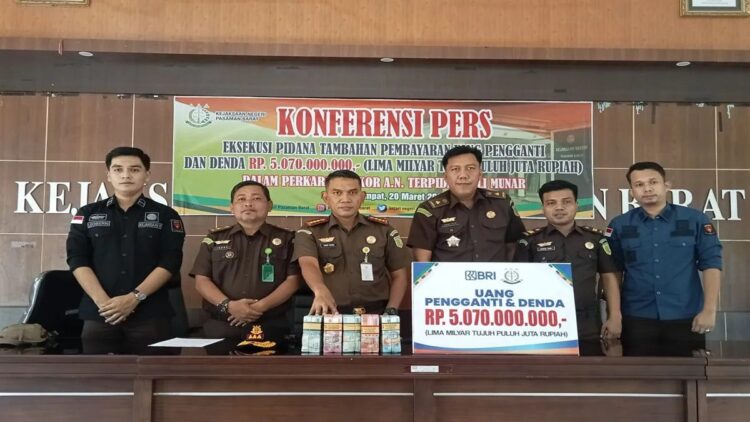 Kejari Pasbar Eksekusi Uang Pengganti-Denda Terpidana Korupsi RSUD, Nilainya Capai Rp5 Miliar 1 Kajari Pasaman Barat Muhammad Yusuf Putra (pegang uang) didampingi Kepala Seksi Pidana Khusus Andita (tiga dari kanan) dan penyidik saat eksekusi pidana tambahan uang pengganti dan denda terpidana Ali Munar pada kasus pembangunan gedung Rumah Sakit Umum Daerah (RSUD) Pasaman Barat 2018-2020 sebesar Rp5.070.000.000, Rabu (20/3/2024). Antara/Altas Maulana. 