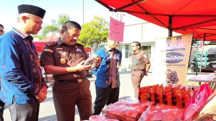 Bantu Masyarakat Dapatkan Sembako dengan Harga Terjangkau, Kejati Sumbar Adakan Pasar Murah 1 Kepala Kejati Sumbar Asnawi saat meninjau stan dalam kegiatan pasar murah yang digelar di pelataran Kantor Kejati Sumbar pada Kamis (21/3). ANTARA/FathulAbdi