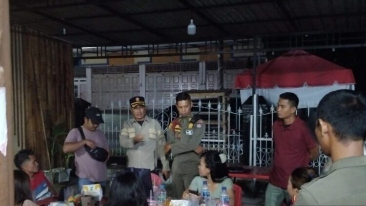 Satpol PP datangi salah satu rumah kos di Kawasan AR Hakim, Minggu (17/3/2024) dini hari. (Foto: Dok. Satpol PP Padang)