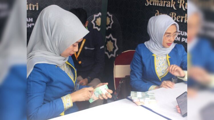 Teller bank melayani penukaran uang baru untuk kebutuhan Lebaran 2024. (Foto: Dok. MC Padang)
