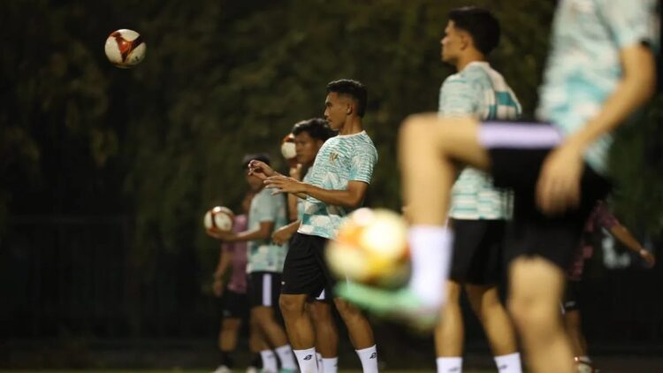Latihan perdana timnas Indonesia pada Sabtu (23/3/2024) di lapangan komplek Stadion My Dinh, Hanoi, Vietnam. (ANTARA/Ho/PSSI)