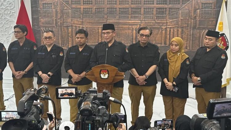 KPU RI Nyatakan Siap Hadapi Sengketa Pemilu 2024 di MK 1 Ketua KPU RI Hasyim Asy’ari (tengah) bersama enam Anggota KPU RI saat memberikan keterangan di Gedung KPU RI, Jakarta, Rabu (20/3/2024). (ANTARA/Rio Feisal)