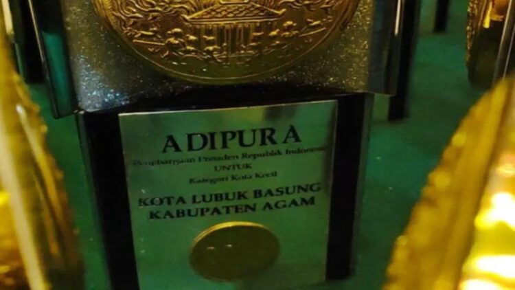 Piala Adipura yang bakal diterima Kabupaten Agam. Dok HO/Diskominfo Agam