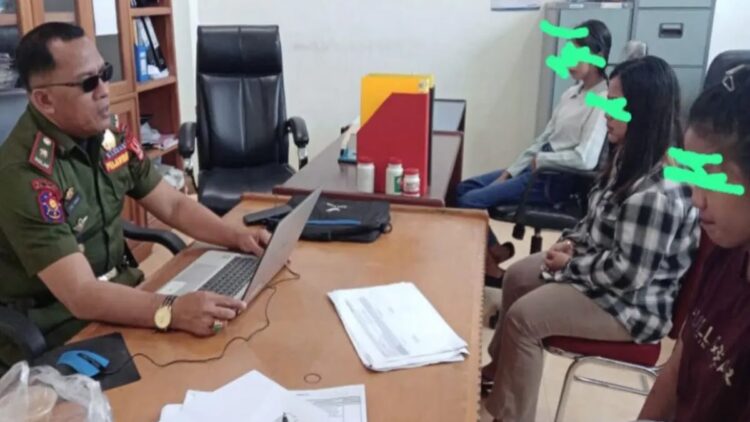 Diduga Berbuat Mesum, Lima Mudi-mudi Diamankan Satpol PP Damkar Agam 1 Kepala Bidang Ketertiban Umum dan Ketentraman Masyarakat Satpol PP Damkar Agam Yul Amar sedang melakukan pembinaan kepada pemuda yang diamankan. Dok HO/Satpol PP Damkar Agam