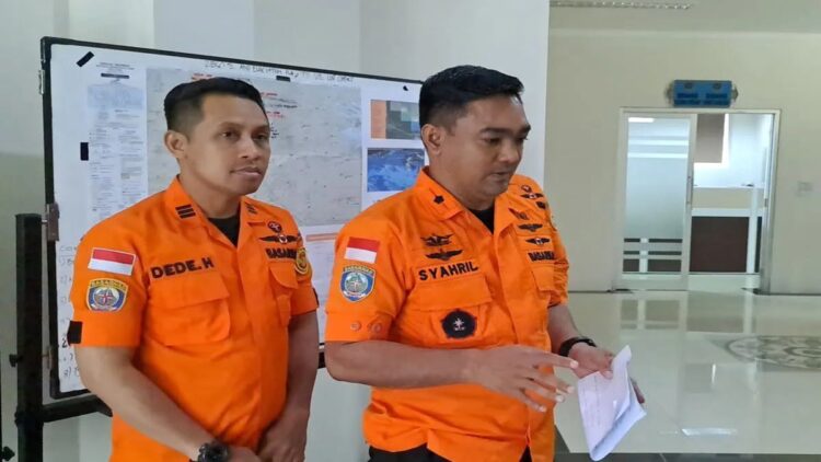 Kepala Basarnas Tarakan Syahril (kanan) saat memberikan keterangan pers di Tarakan, Senin (11/3/2024) terkait pencarian kotak hitam (black box) dan Flight Data Recorder (FDR) di lokasi jatuhnya pesawat Pilatus PC-6 Porter PK-SNE milik maskapai penerbangan Smart Aviation. ANTARA/HO-Basarnas Tarakan.