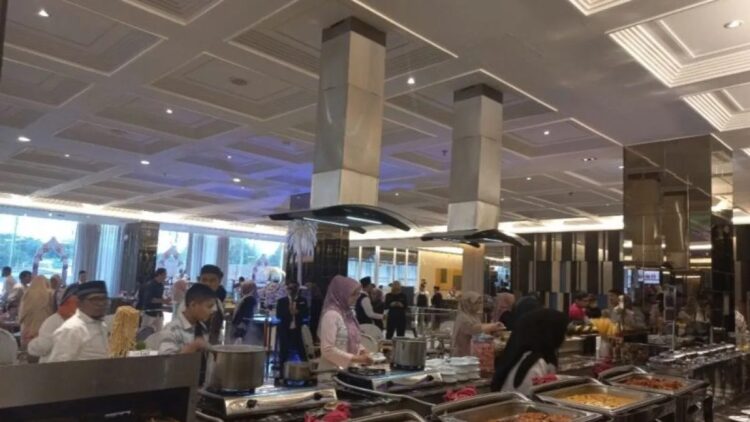 The ZHM Premiere Hotel Padang, menyajikan 101 menu berbuka puasa selama ramadhan 1455 H, dengan paduan menu makanan tradisional dan Timur Tengah. (Foto: Antara)