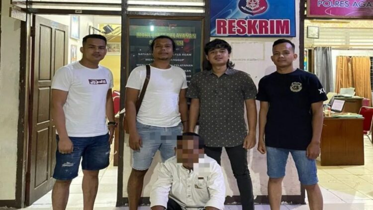 Anggota Polres Agam mengamankan pelaku. Dok HO/Polres Agam