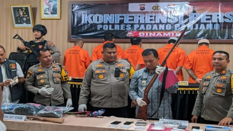 Kasus Penembakan Teman Sendiri Diungkap Polres Padangpanjang, Gunakan Balansa yang Dipakai Berburu 1 Kapolres Padangpanjang, Sumatera Barat, AKBP Kartyana Wiyarso Wardoyo Putro, didampingi Wakapolres Kompol Syofian pada keterangan pers di Mapolres yang dihadiri Penjabat (Pj) Walikota Padangpanjang, Sonny Budaya Putra, Kamis sore (7/3).