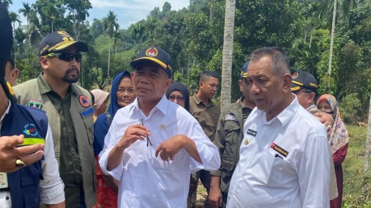 Bupati Pessel: Rehabilitasi Pasca Bencana Fokus pada Kerugian Petani 1 Bupati Pesisir Selatan dan Menko PMK Muhadjir Effendi melihat kondisi pertanian warga yang rusak akibat bencana longsor dan banjir. (dok. Antara)