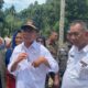 Bupati Pesisir Selatan dan Menko PMK Muhadjir Effendi melihat kondisi pertanian warga yang rusak akibat bencana longsor dan banjir. (dok. Antara)