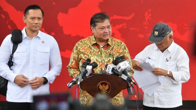 Menko Perekonomian Airlangga Hartarto, Menteri ATR/Kepala BPN Agus Harimurti Yudhoyono, dan Menteri PUPR Basuki Hadimuljono memberikan keterangan pers terkait proyek strategis Nasional (PSN), Senin (18/03/2024), di Jakarta. (Foto: Humas Setkab/Jay)