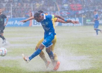 PSBS Biak vs Semen Padang FC main di tengah guyuran hujan. (dok. Kompas)