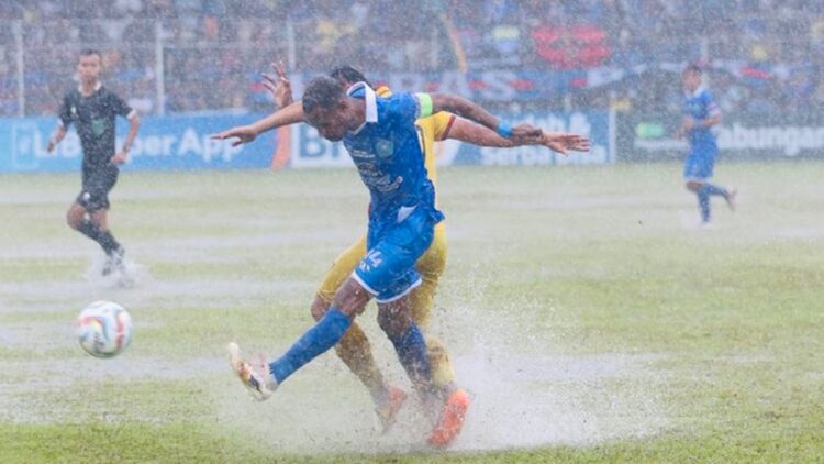 PSBS Biak vs Semen Padang FC main di tengah guyuran hujan. (dok. Kompas)