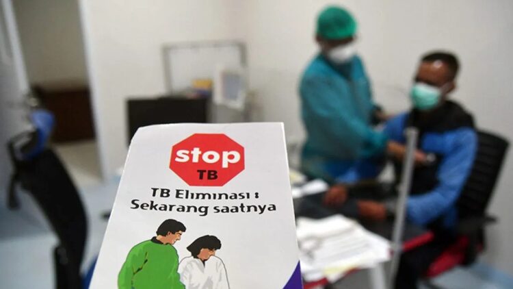 Ilustrasi - Dokter memeriksa pasien penyakit Tuberkulosis (TBC). (ANTARA FOTO/Arif Firmansyah/YU/aa)