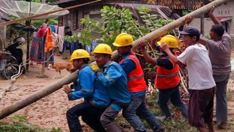 Jaga Keandalan Listrik selama Ramadan, PLN Kerahkan Puluhan Ribu Petugas 1 Petugas PLN gotong royong bersama masyarakat memperbaiki tiang listrik yang roboh akibat bencana banjir dan longsor yang menerjang Kabupaten Pesisir Selatan, Sumatera Barat, pada Senin (11/3). (ANTARA/HO-PLN)