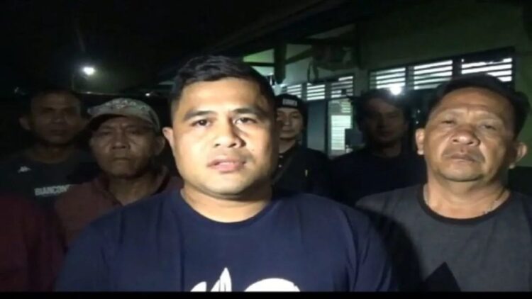 Seorang Pria Digerebek di Penginapan, Kodim 0310/SSD Amankan Sabu hingga Senpi Rakitan 1 Dandim 0310/SSD, Letkol Inf Reno Handoko (tengah) dan Pasi Intel Letda Indespa (kanan) memberikan keterangan terkait pengamanan pelaku diduga mengedarkan sekaligus menggunakan narkotika jenis sabu-sabu. (ANTARA/HO-Dok pribadi)