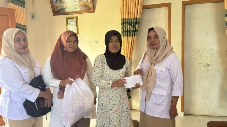 Tim Andre Rosiade menyerahkan bantuan uang tunai dan sembako kepada warga Bukit Napa Kuranji yang menderita diabetes, beberapa waktu lalu. (Foto: Dok. Tim AR)