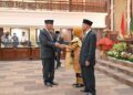 Gubernur Sumbar, Mahyeldi menyalami anggota DPRD Sumbar PAW dari Fraksi Partai Demokrat, Ermaneli. (Foto: Dok. Adpim)