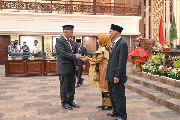 Anggota DPRD Sumbar Fraksi Demokrat Nofrizon Resmi Diganti Ermaneli, Ini Kata Gubernur 1 Gubernur Sumbar, Mahyeldi menyalami anggota DPRD Sumbar PAW dari Fraksi Partai Demokrat, Ermaneli. (Foto: Dok. Adpim)