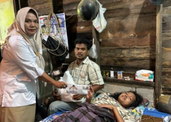 Derita Kanker Rahim, Andre Rosiade Bantu Istri Pedagang Sate di Mata Air Padang