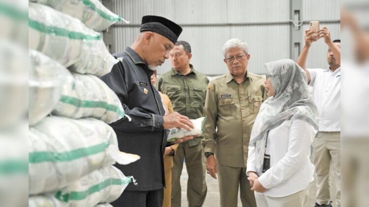 Usai Cek Gudang Bulog, Gubernur Pastikan Stok Beras di Sumbar Aman 1 Gubernur Sumbar dan jajaran melakukan pengecekan stok beras di gudang Bulog Sumbar. (Foto: Dok. Diskominfotik Sumbar)