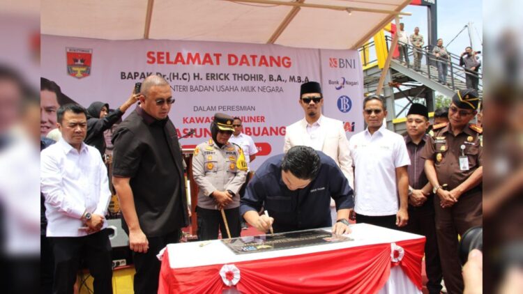 Menteri BUMN Erick Thohir didampingi Anggota Komisi VI DPR RI Andre Rosiade meresmikan Stasiun Lambuang di bekas Stasiun Kereta Api Bukittinggi, Rabu (6/3/2024). (Foto: Dok. Tim AR)