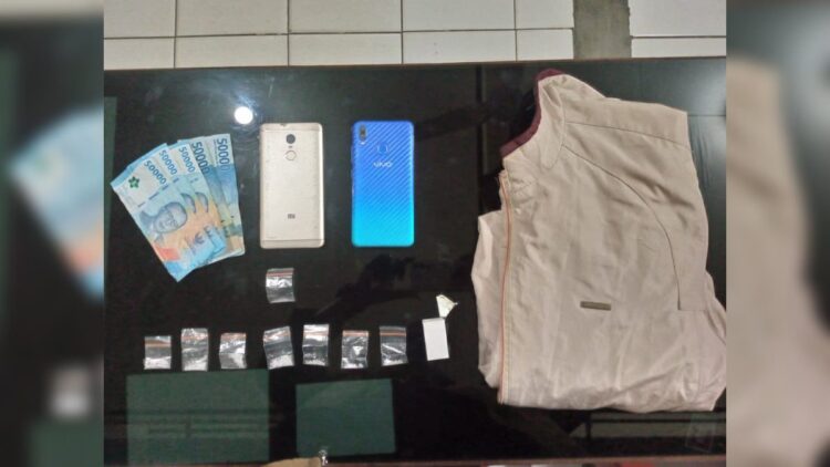 Tunggu Pembeli, Penjual Sabu Dibekuk Polisi di Payakumbuh 1 Ini barang bukti yang diamankan polisi usai menangkap penjual sabu di Payakumbuh. (Foto; Dok. Polres Payakumbuh)