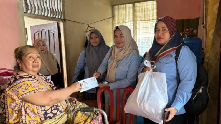 Susfemi Eriyanti (64) menerima menerima BLT dan paket sembako yang diantarkan langsung oleh Tim Andre Rosiade. (Foto: Dok. Tim AR)