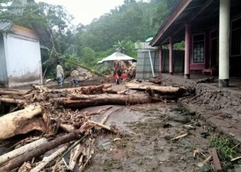 Banjir bandang di Surantiah, Kabupaten Pesisir Selatan. (Foto: Dok. BPBD Pessel)