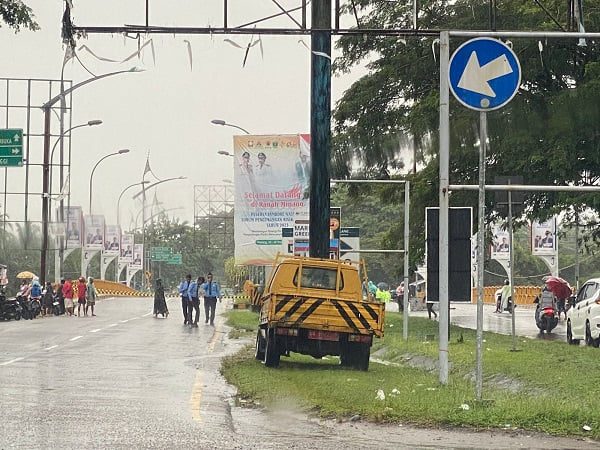 Putar Balik! Akses Jembatan ke BIM Ditutup Polisi 2-3 Hari ke Depan, Polisi Ungkap Penyebab dan Jalur Alternatif 1 Penutupan akses jembatan kembar dari dan ke menuju Bandara Internasional Minangkabau. (Foto: Dok. Polres Padang Pariaman)