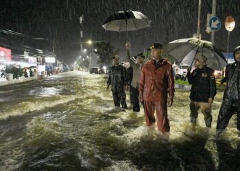 Catat! Ini Daftar Torehan Penghargaan Mahyeldi di Tahun 2024 3 Gubernur Sumbar, Mahyeldi meninjau sejumlah kawasan terdampak banjir di Kota Padang pada Kamis (7/3/2024) malam. (Foto: Dok. Adpim)