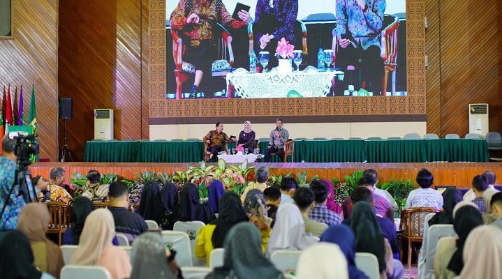 Motivasi Generasi Muda, Unand Hadirkan Ketua BPK dan MK RI 1 Unand menghadirkan narasumber seperti Ketua MK, Suhartoyo dan Ketua BPK RI, Isma Yatun memotivasi generasi muda calon wisudawan-wisudawati di kampus tersebut. (Foto: Dok. PPID Unand)