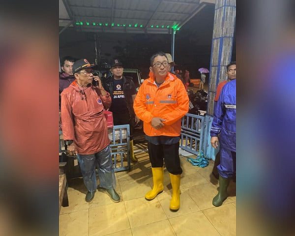 Wali Kota Padang Tinjau Evakuasi Warga Terdampak Banjir hingga Subuh 1 Wali Kota Padang, Hendri Septa meninjau kawasan terdampak banjir pada Kamis (7/3/2024) malam. (Foto: Dok. Prokopim)