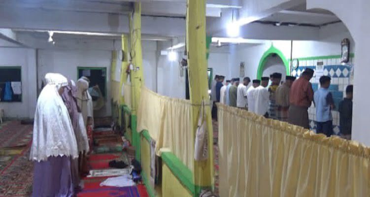 Sah! Jamaah Tarekat Naqsabandiyah di Sumbar Puasa Ramadan 1445 Hijriah Mulai Sabtu 1 Jamaah Tarekat Naqsabandiyah melaksanakan ibadah salat tarawih pada Jumat (8/3/2024) malam. Mereka mulai melaksanakan ibadah puasa Ramadan 1445 Hijriah mulai Sabtu (9/3/2024) malam. (Foto: Dok. Istimewa)