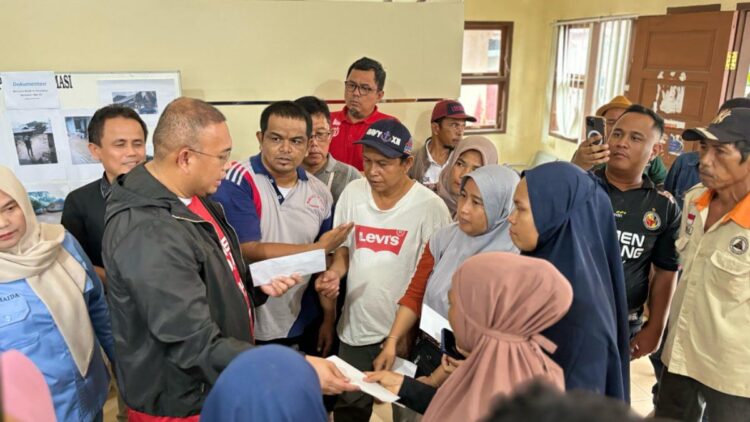 Andre Rosiade menyerahkan bantuan kepada korban terdampak banjir di Lubuk Begalung, Padang. (Foto: Dok. Tim AR)